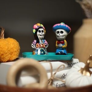 Salt and Pepper shakers Day of the death